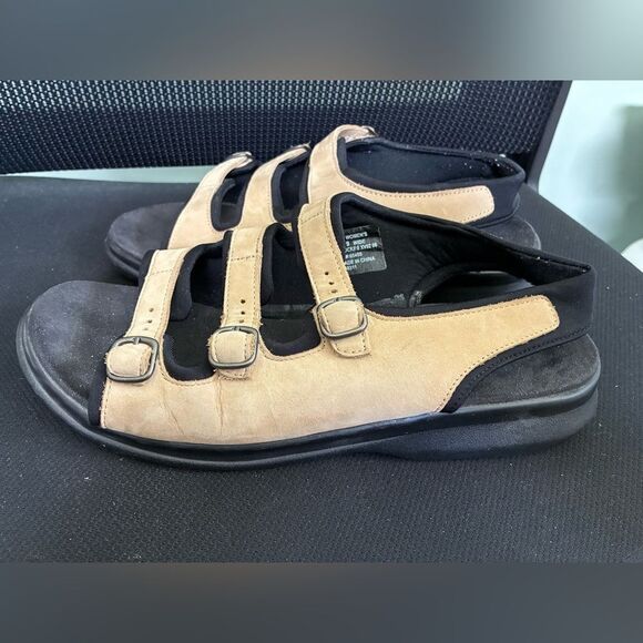 L.L. Bean Womens Tan Black Triple Strap Adjustable Sandal Wide Sole Sz 9 Wide - Picture 1 of 9